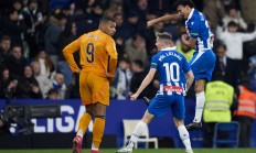 乐鱼体育教练-皇马主场失利，小组出线前景摇摆的简单介绍