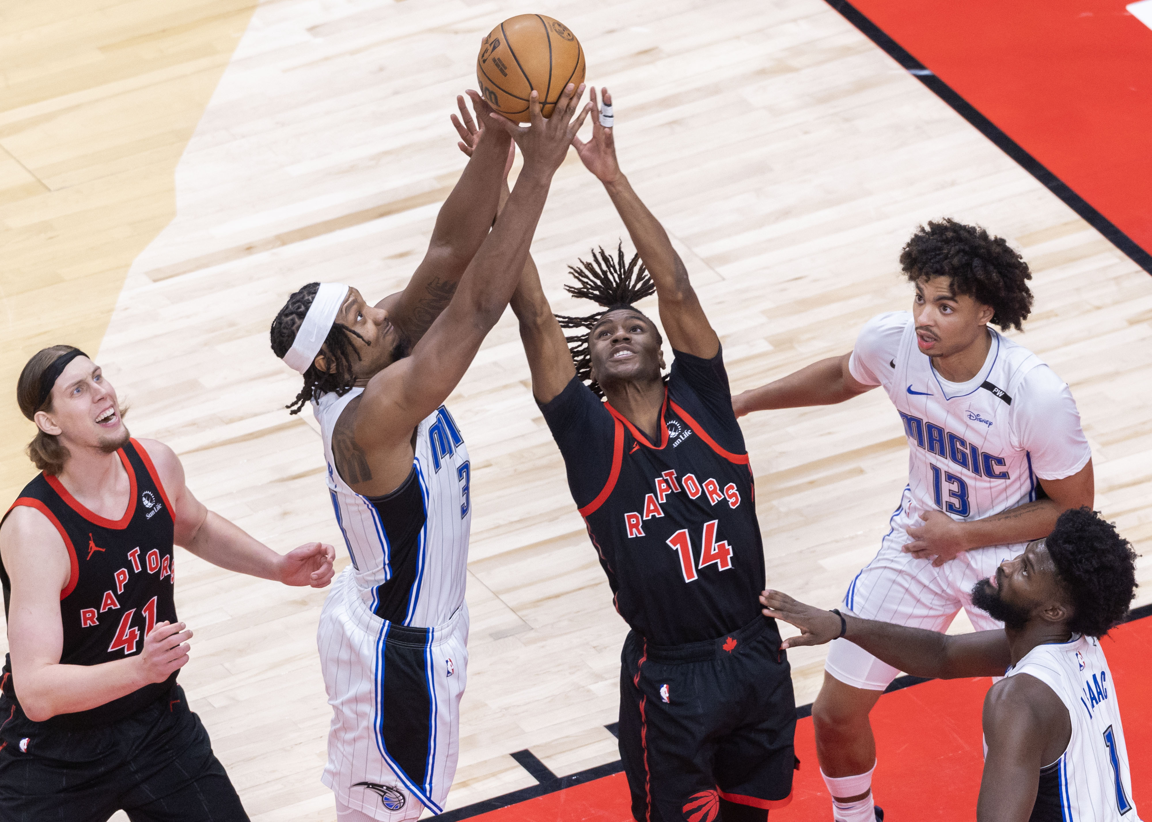 球员技术再升级！篮球联赛激烈比拼享受热闹氛围