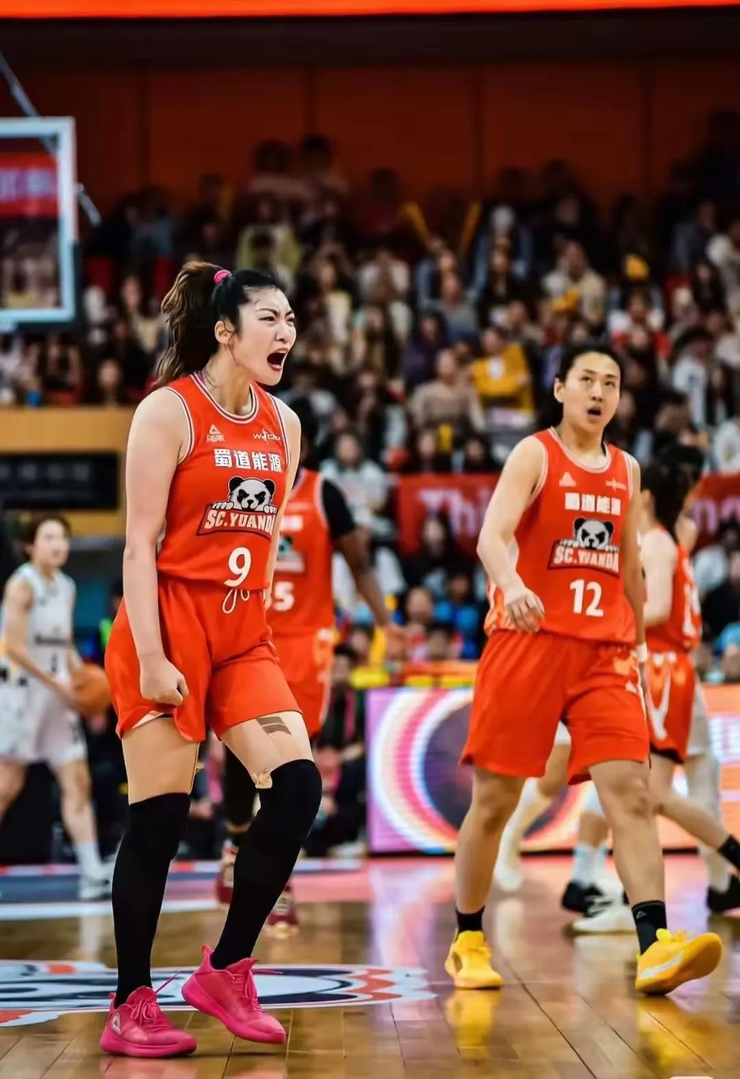 体坛女足球选手勇往直前展现实力