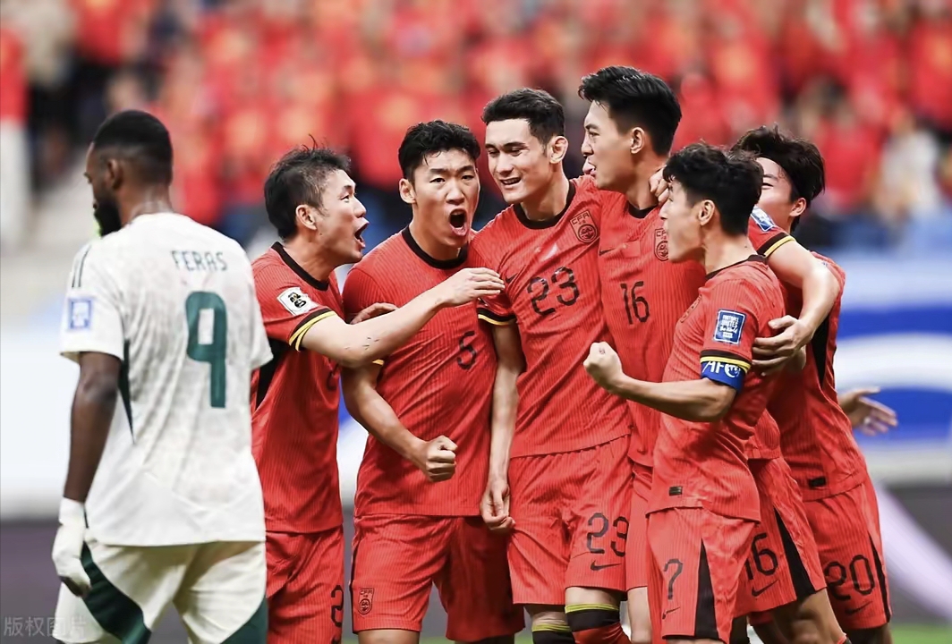 激烈比拼！两队在热门比赛中展开激烈角逐