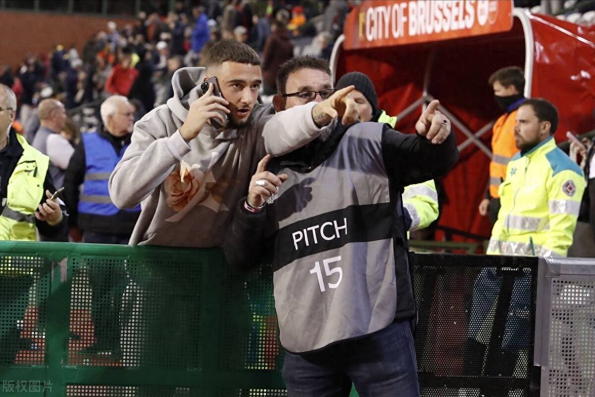 欧预赛赛场上演疯狂一幕，球迷惊叹连连的简单介绍