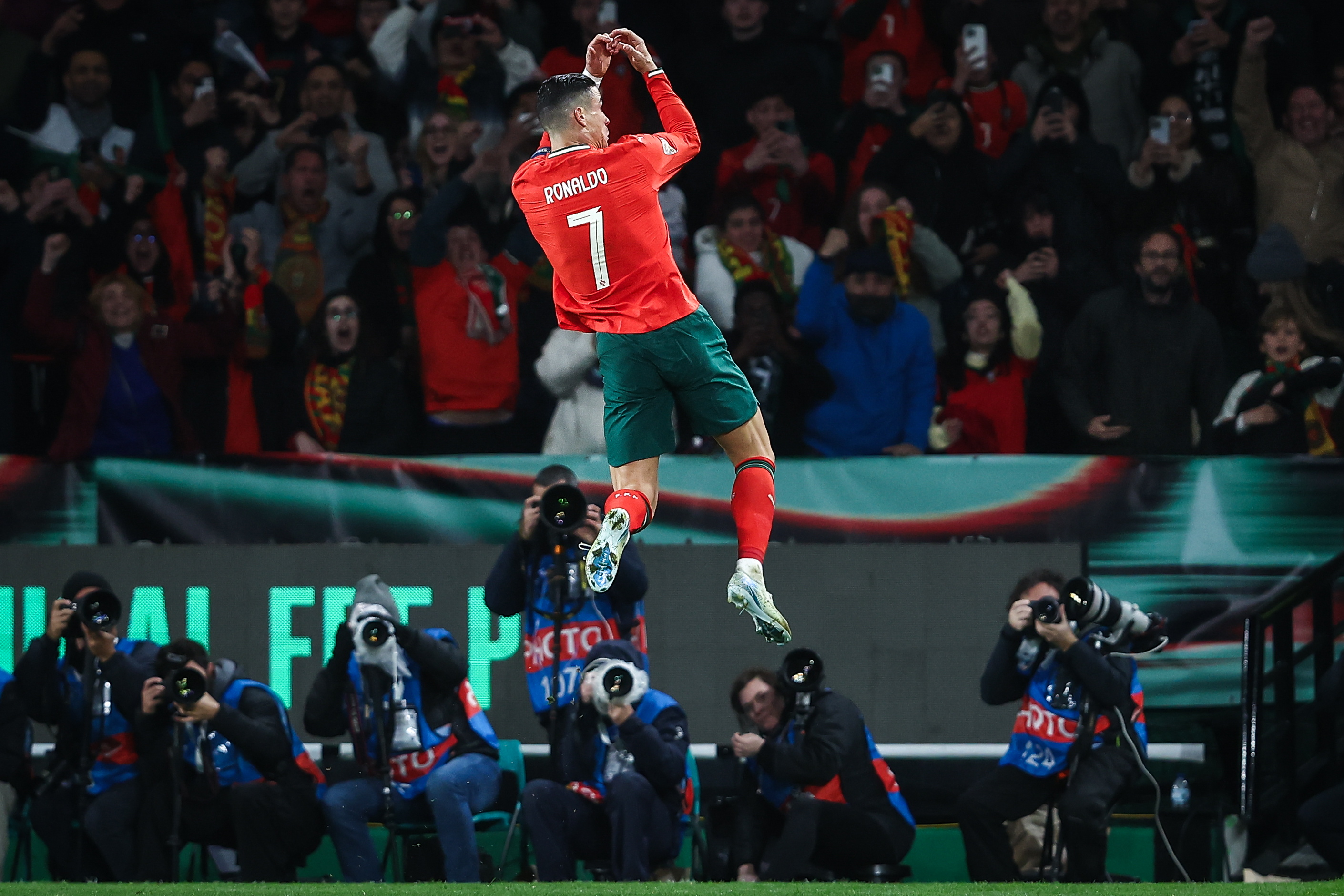 欧洲联赛决赛即将开打，球队蓄势待发