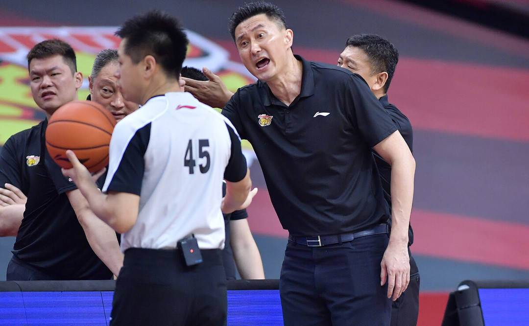 波斯尼亚篮球队誓夺冠军桂冠