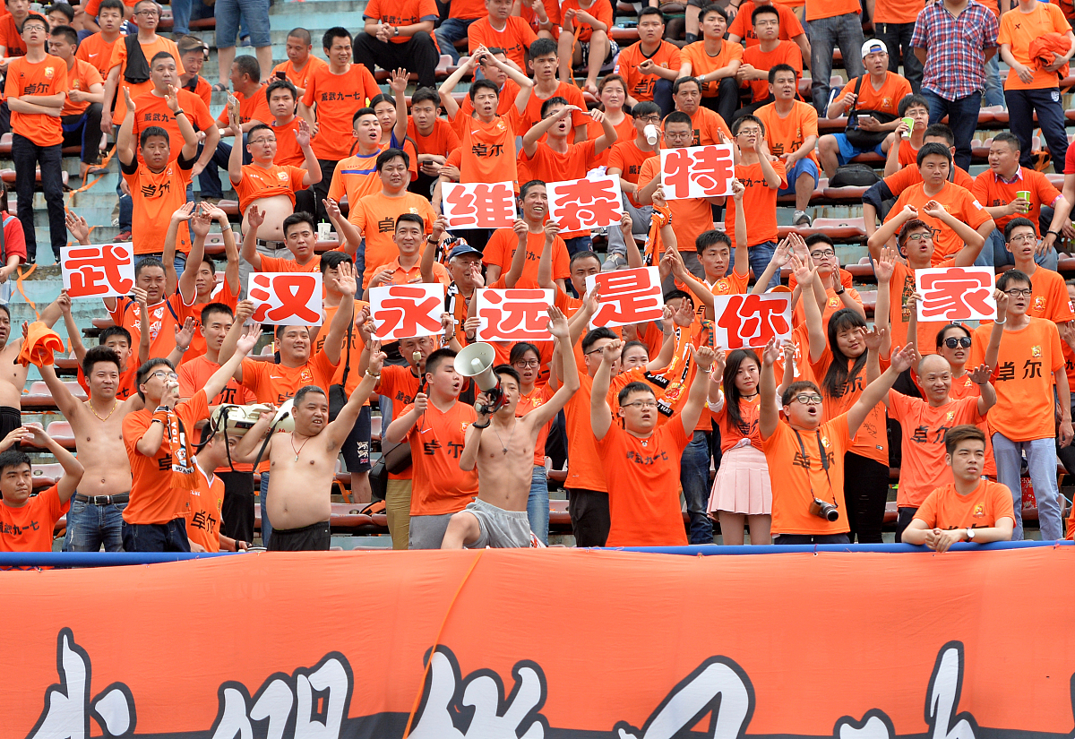 无比激动！球迷在比赛中全情投入