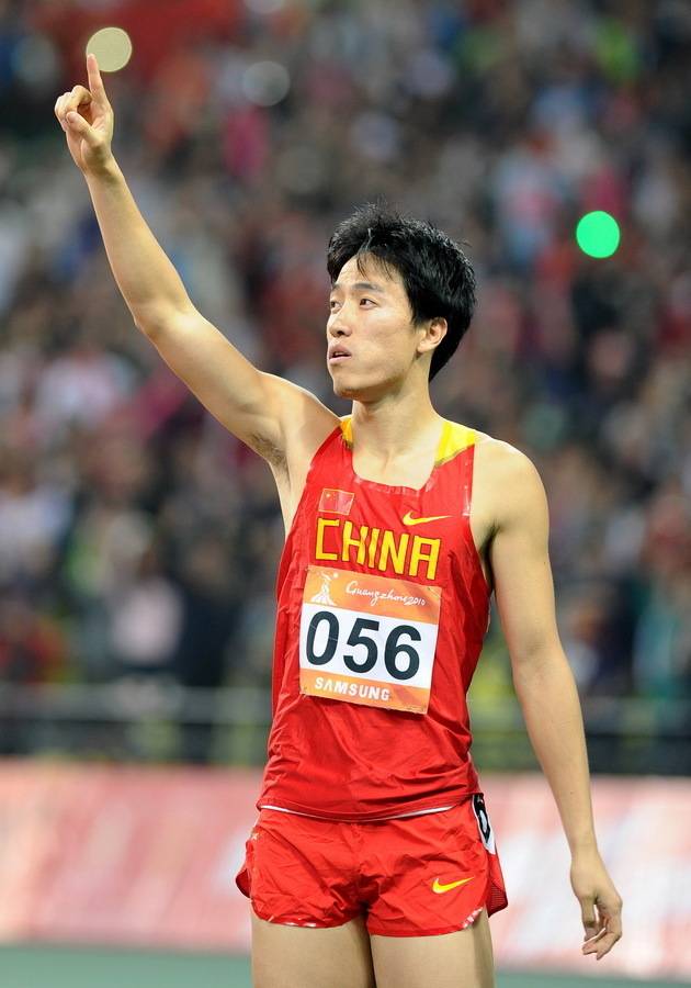 跳水比赛中中国选手飞翔夺冠 跳水比赛中中国选手飞翔夺冠