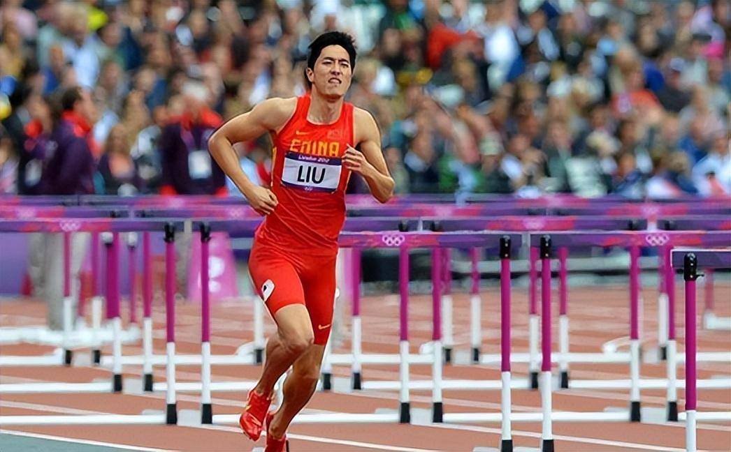 跳水比赛中中国选手飞翔夺冠 跳水比赛中中国选手飞翔夺冠