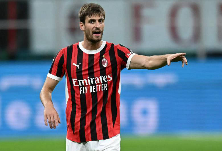 AC米兰后卫防守如铁，助球队保持不败纪录