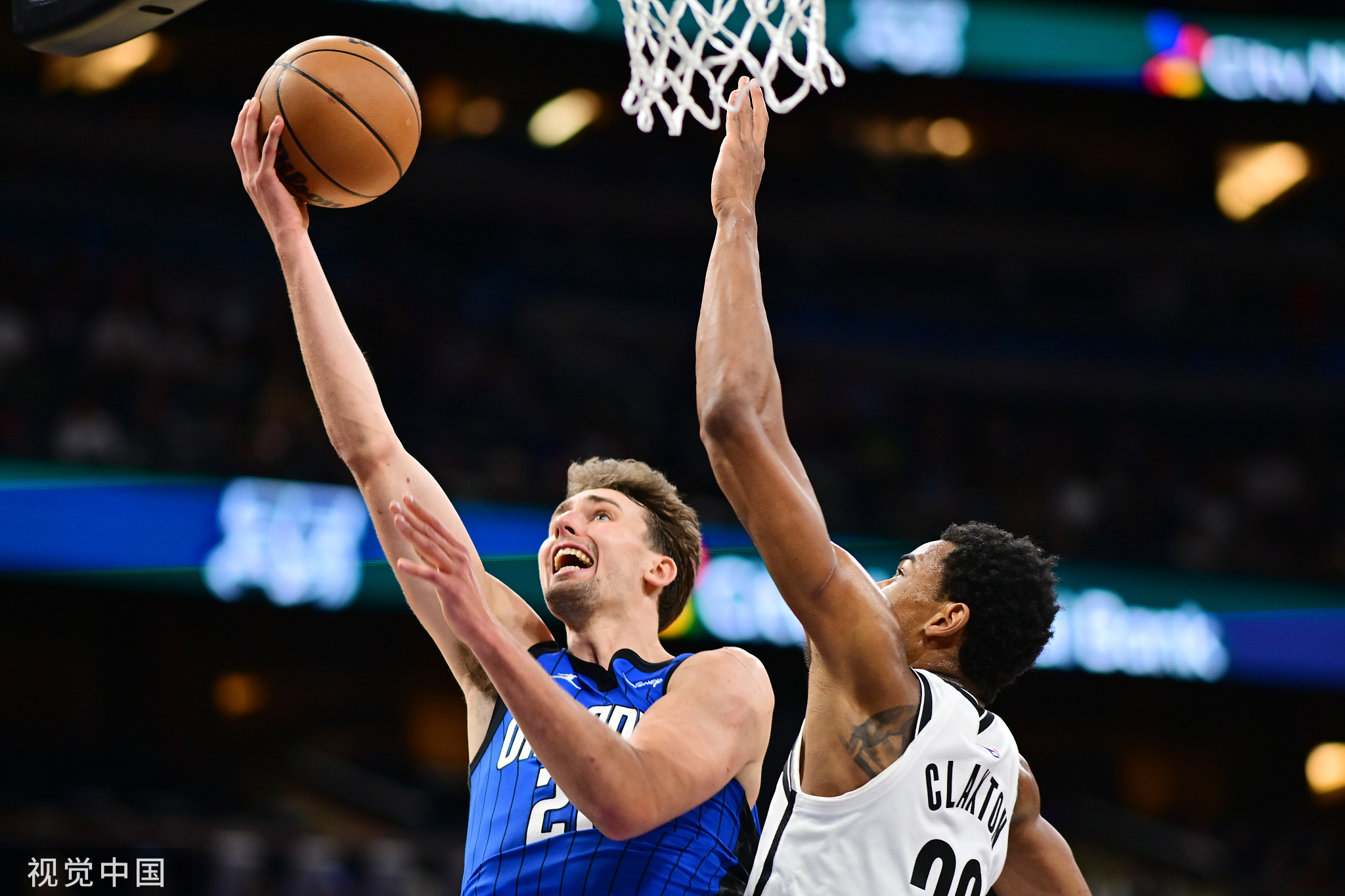 包含爵士客场大胜篮网，取得六连胜的词条