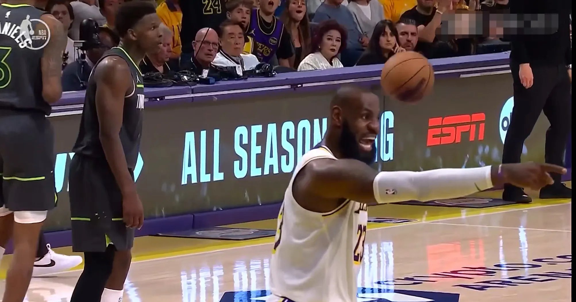 独行侠击败湖人，詹姆斯失误频频