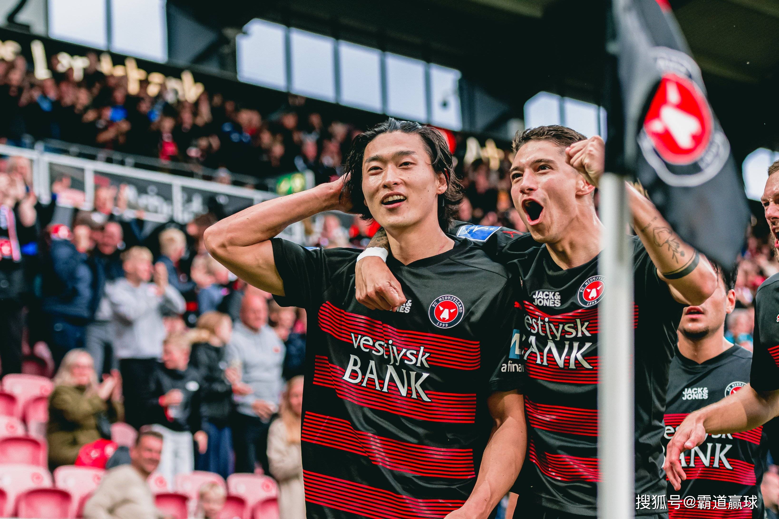 欧国联比赛擂台赛场上对决,球迷加油助威 欧国联比赛擂台赛场上对决,球迷加油助威